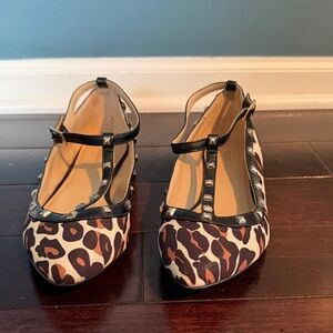 Sz 8.5 BCBGeneration pointed toe Animal Print T-Strap Flats with silver studs